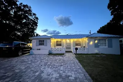 Image de New- House in gorgeous Melbourne downtown on Main street.