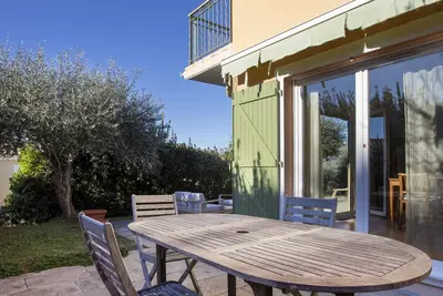 Image de Maison dans domaine avec piscine