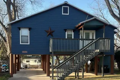 Image de Lake house on Lake Lbj Cove w/Sundeck, Patios and Lake Living – Dog Friendly!