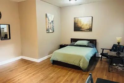 Image de Large room with private bathroom near Whole Foods