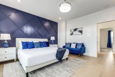 Image de Newly Built Home - 2 Min to Downtown- Fenced Yard - Garage Access