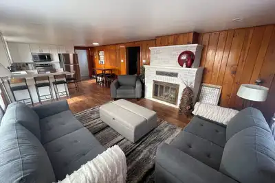 Image de Cozy and Updated Lake Front Cottage, Near Green Bay, Door County, and more