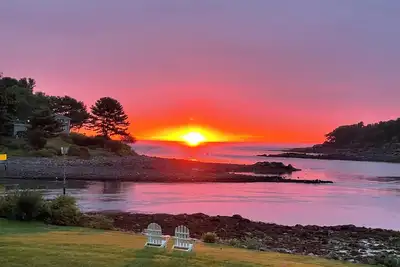 Image de Captain's Quarters Cottage at Dockside Guest Quarters in York Harbor, Maine.