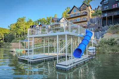 Image de Stunning Mtn Lodge on Lake with two Story Dock, Indoor Pool, Arcade, and Hot Tub.