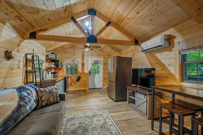 Image de Wolf Den Woodland Cabin | Hot Tub + Modern Charm