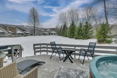 Image de Walk to Ski Lift: Family-Friendly Windham Townhome