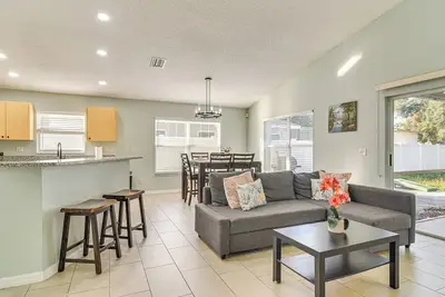 Image de 3 Mi to Clearwater Beach: Home w/ Patio & Grill!