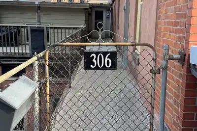 Image de One Bedroom Apartment Overlooking Main Street with One Designated Parking Spot