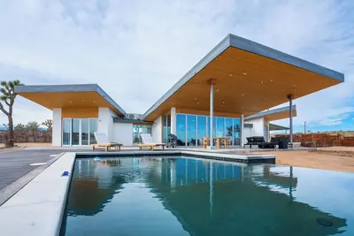 Image de Alto Yucca- Joshua Tree Modern Glass house with private pool