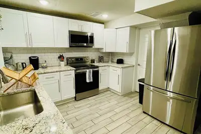 Cozy 2br Retreat - Modern Stay Basement