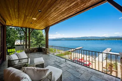 Image de 2 Homes - Lakefront Private Dock Near Shore Lodge