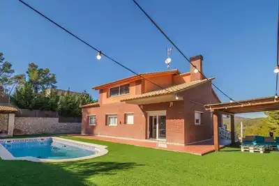 Image de Villa Mas Mestre avec vue sur les montagnes, piscine, Wi-Fi, jardin, terrasse. Animaux admis
