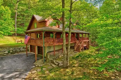 Image de Spacious Log Home in Warwick \"The Gretzky House\"