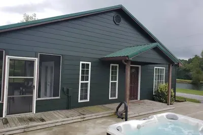 Image de Shawnee Wine Trail Cabin on Lake, near Shawnee National Forest with Hot Tub.