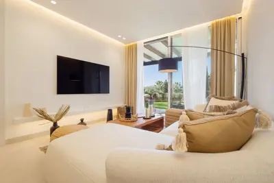 Image de Appartement moderne au rez-de-chaussée, avec terrasse/jardin, près d'Aloha Golf