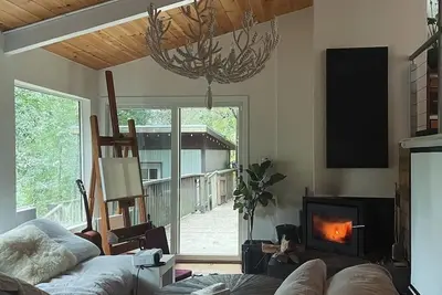 Image de Soothing modern Oakland Hills treehouse with large deck