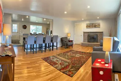 Image de Modern 7-Bedroom Home with a Game Room