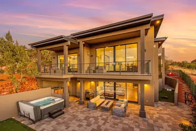 Image de Zendona | Luxury Estate | Hot Tub, Putting Green and Fire Pits | Stunning Views | Near Trails