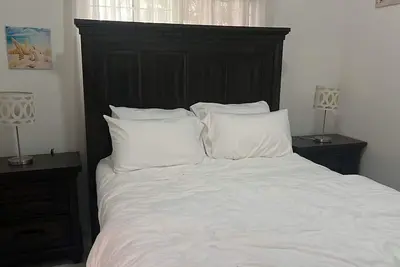 Image de Charming bungalow with 2 bedrooms and WiFi, Ac in serene St. Catherine Parish