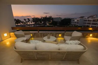 Image de 4-br penthouse condo, ocean views, \"roof top\" lap pool