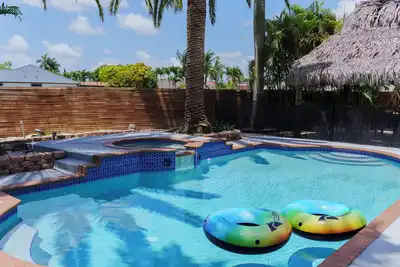 Image de Miami 5br Pool Home ● Bbq ● Pool ● Coffee Bar ● Kid-Friendly ● Whirlpool Tub