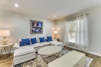 Image de 6 Mi to Uptown Charlotte: Renovated Townhome!