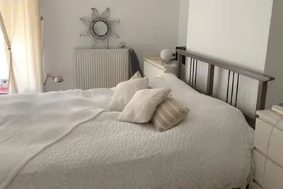 Image de Jolie grande maison avec terrain clôturé et veranda