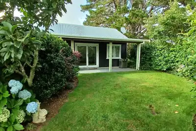 Image de Comfortable and private studio unit set in a lovely garden only 3. 5km from city