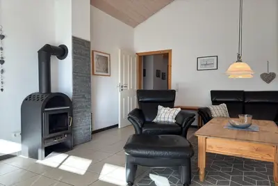Image de Maison de vacances avec cheminée à Burhave
