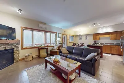 Image de Your Home Base for Adventure-Ski-Bike-Relax-Soak - Private Hot Tub