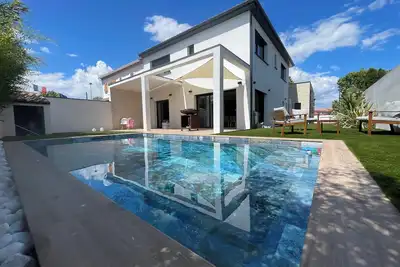 Image de Villa avec Piscine proche de la plage et du tram.