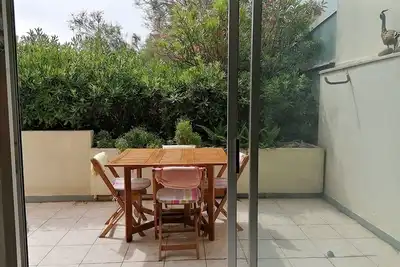 Image de Studio avec terrasse et climatisation, proche plage