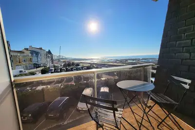 Image de Studio neuf proche plage et commerces, balcon vue mer