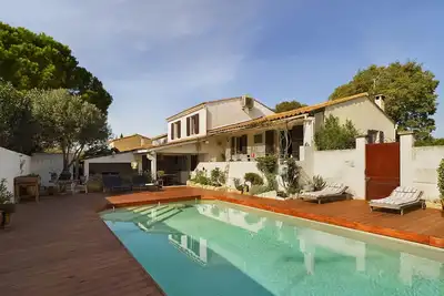Image de Maison Méditerranéenne avec Piscine Proche Village
