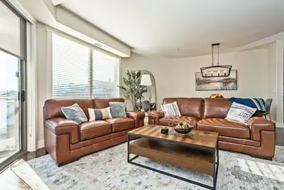 Image de Nuthatch's Nook - Stunning Lakefront Condo with Pool and Hot Tub!