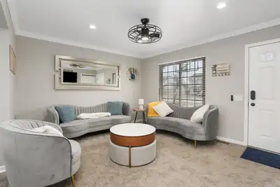 Image de New-Charming 3-bedroom house with Smart TVs, WiFi in fabulous Canton