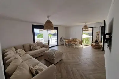 Image de “Havre de paix ensoleillé en Espagne – Villa avec piscine et jardin