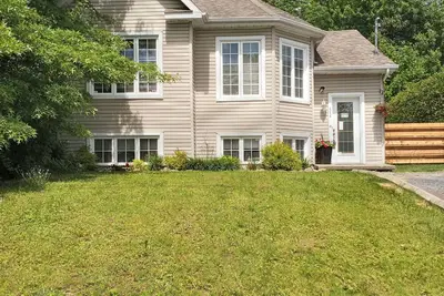 Image de Maison entière avec Spa de Mai à Oct et boisé.