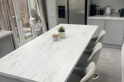 Image de Stylish Home Away from Home\n6 Minutes Drive to Beach