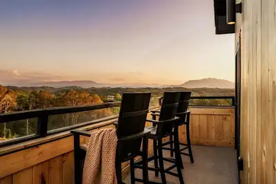 Image de 5 Br|5 Ba| Sleeps13|Game Room| Rooftop w Hot Tub | Movie Room| Free Tkts