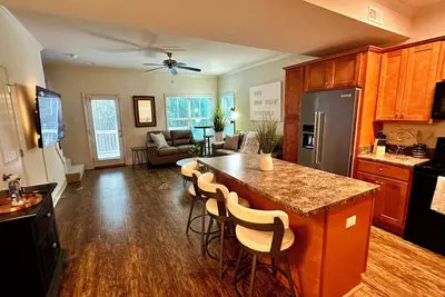 Charming 2-bedroom townhome with Ac, WiFi in enjoyable Northport. King Bed