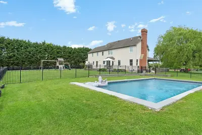 Image de Expansive North Fork Estate on almost 3 Acres, Close to Vineyards and. . .