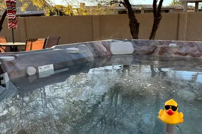 Image de Hot tub stargazing, pet friendly! Downtown & hiking nearby.