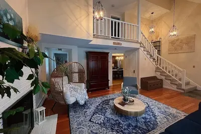 Image de Kick back and relax in this calm, stylish in-law suite.