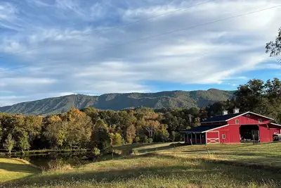 Image de Charming barn loft in the Smoky Mountains.