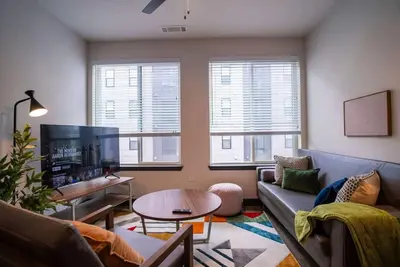 Image de Trendy 2br 2ba Escape w Pool, Rooftop & Gym Access