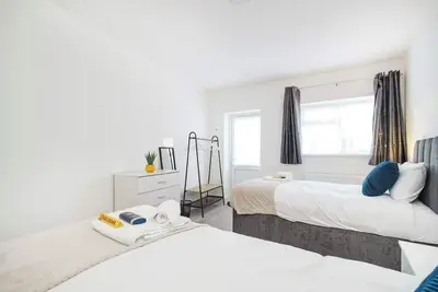 Image de Contractor Haven, Sleeps up to 14, Wifi, Parking x 2, Garden, Central location