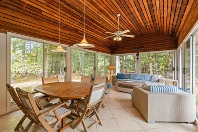 Image de Spacious, Chic Ranch Home. Features beaches of Eastham, amenities of Orleans.