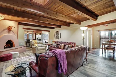 Image de Large and lovely 4/4 adobe home near Old Town. Located on acequia with trails.