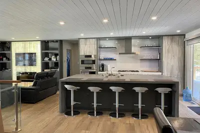 Image de 4 Bed, 3 Bath, Stunning Bit of Paradise, Hot Tub on Beautiful Lake Chandos